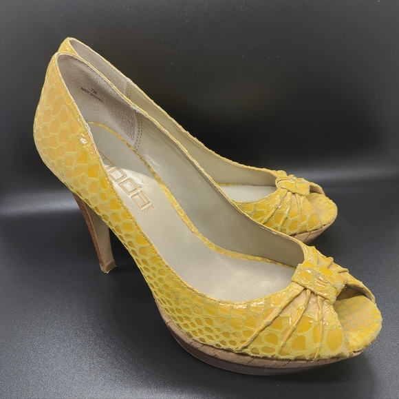 Yellow Moda Pumps - Picture 2 of 6